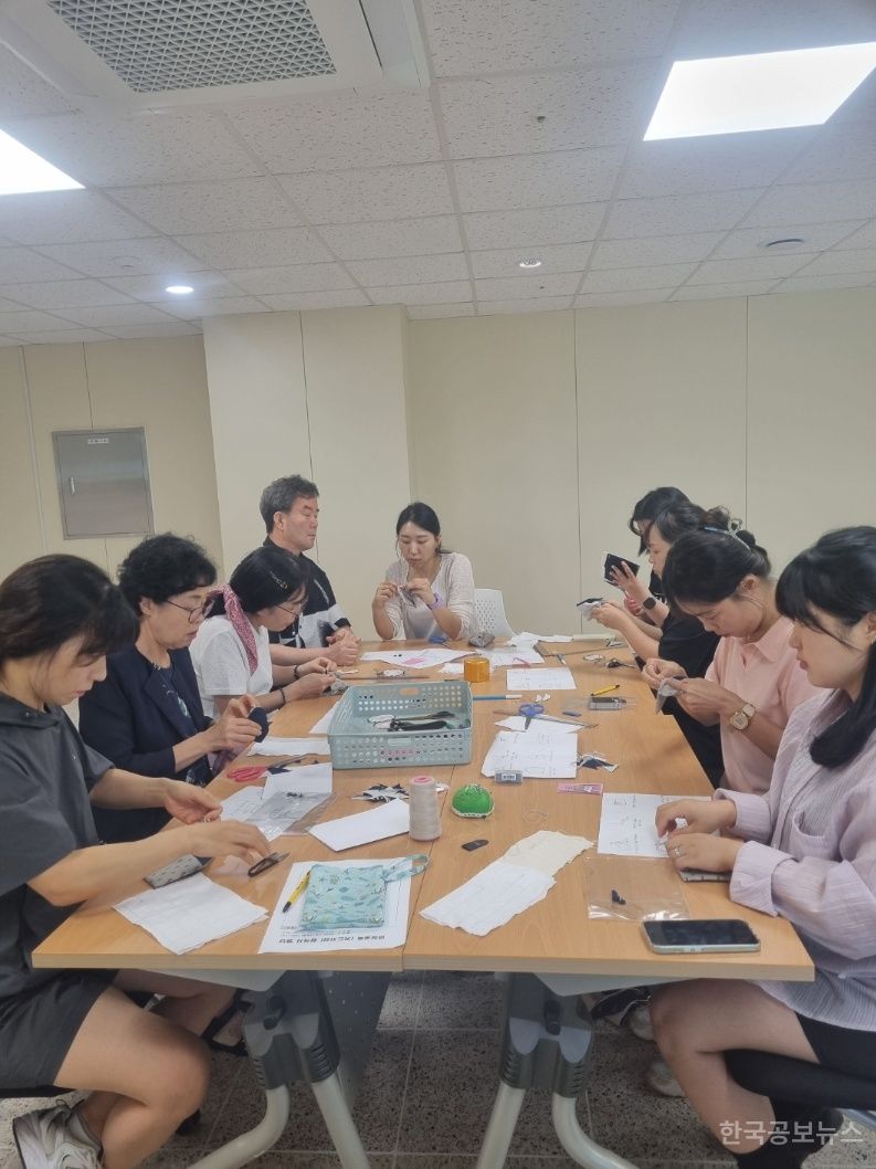 증평 창동개나리 어울림센터, 재봉틀 교육 프로그램 운영 기사 사진