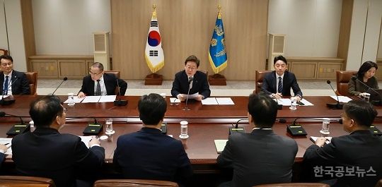 이재명 대통령, '방미' 통상팀과 긴급 화상회의 기사 사진