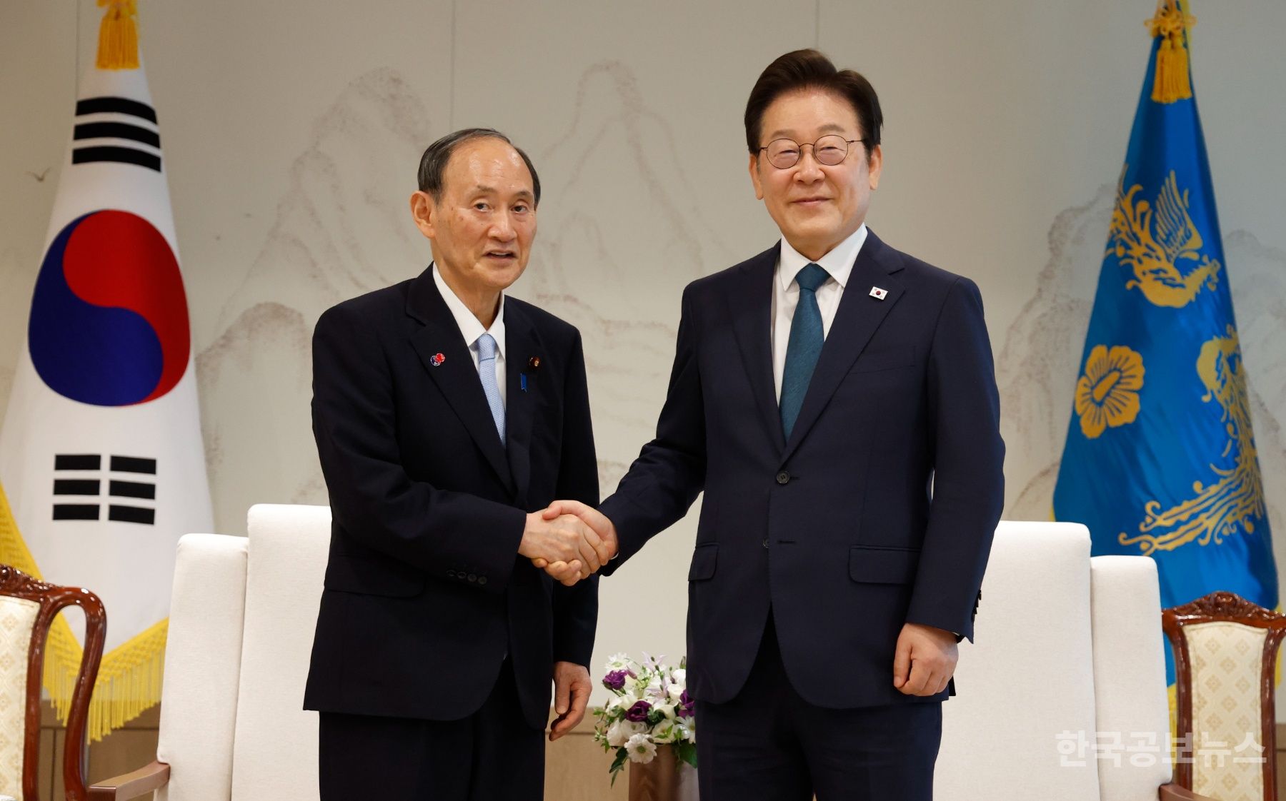 李 대통령, 스가 전 일본 총리 접견 "한일관계 발전 논의, 美관세 등 언급 없어"  기사 사진