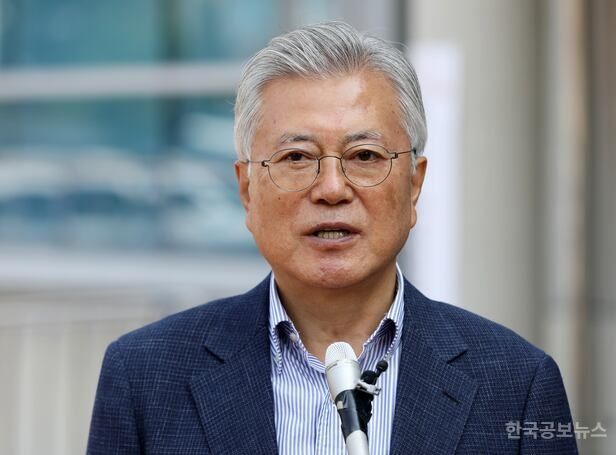 文 전 대통령측, '뇌물 혐의' 재판부에 의견서 "검찰, 공소장 일본주의 위반" 기사 사진