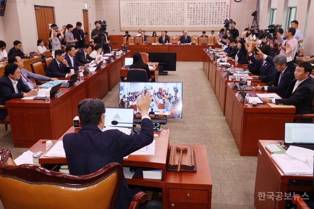 與'2차 상법개정안' 국회 법사위 통과…국힘 "경영권 탈취 우려" 반발  기사 사진
