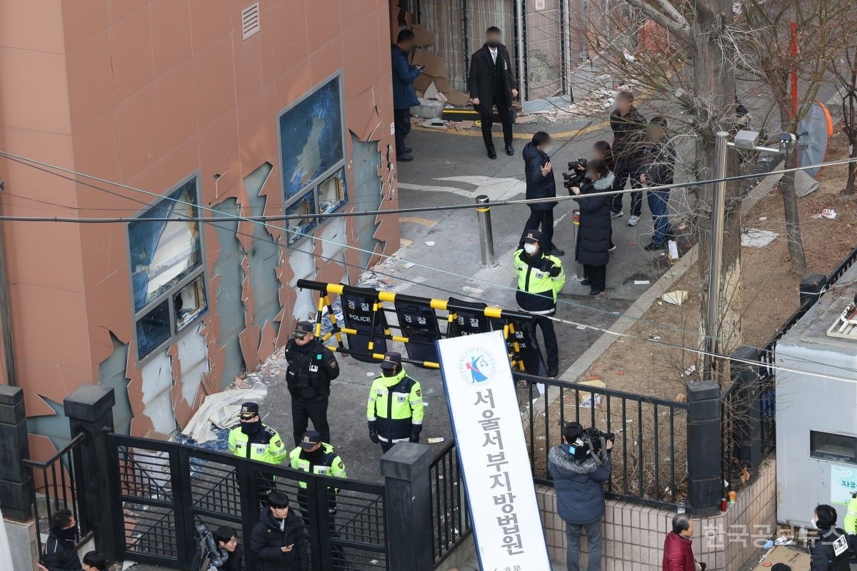 '서울 서부지법 난동' 최초기소 1심 마무리…63명 중 44명 실형 기사 사진