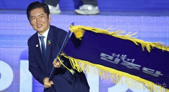 정청래 신임 與 대표 "尹 체포, 강제집행하면 돼…담요에 둘둘 말아 나와야" 기사 사진