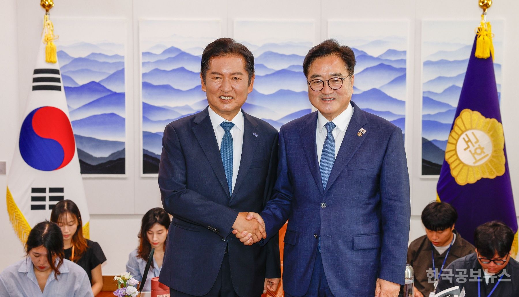 與 정청래 "검찰·언론·사법개혁 결단 필요" 우원식 국회의장 "국정·국민 삶 위해 협력" 기사 사진