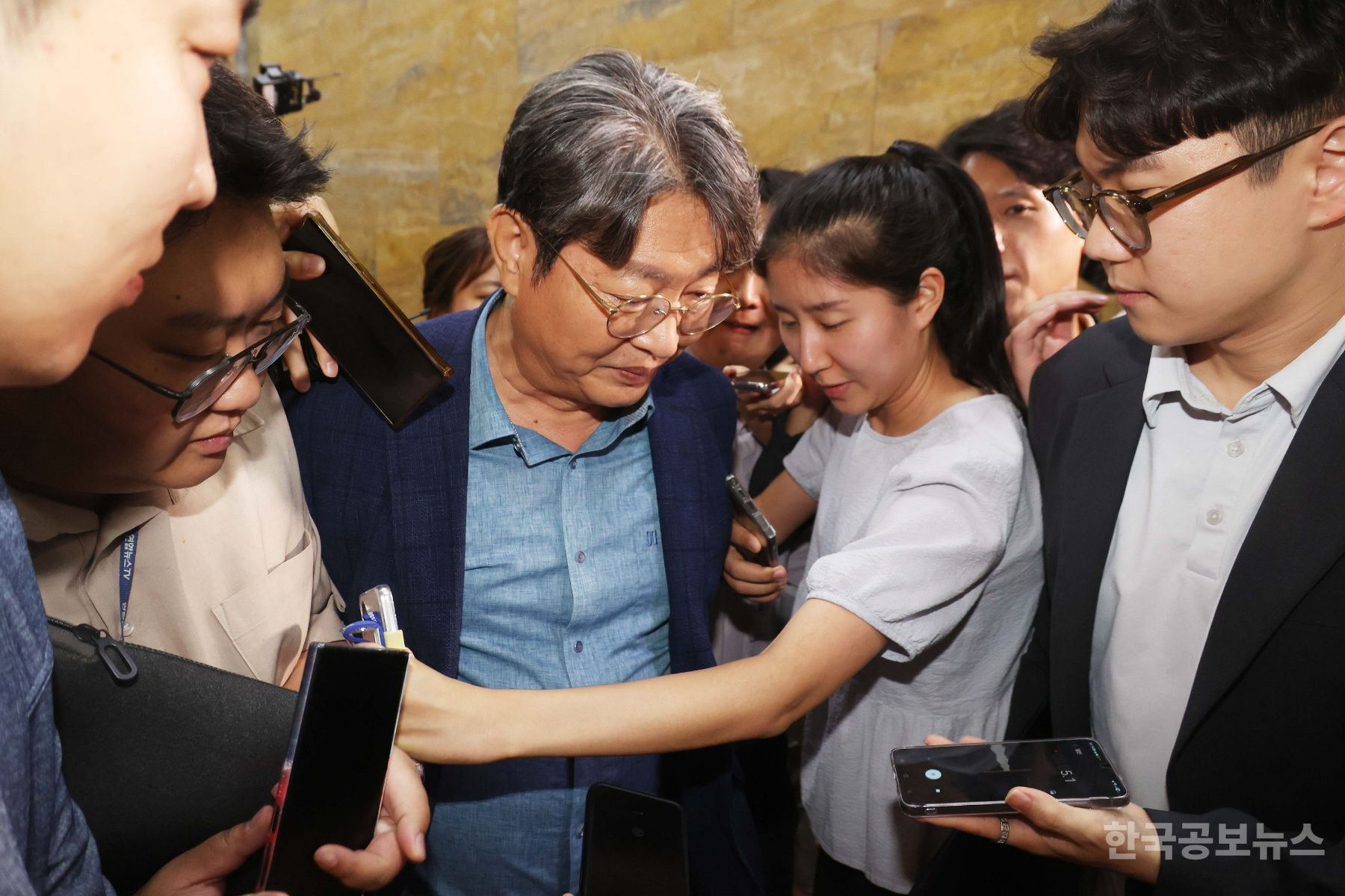 '주식 차명거래' 의혹 이춘석 법사위원장 민주당 탈당…국정위서도 해촉 예정 기사 사진