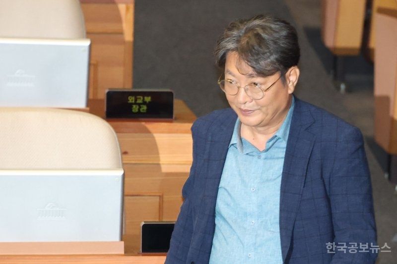 경찰, '주식 차명거래 의혹' 이춘석 의원 수사 착수 기사 사진