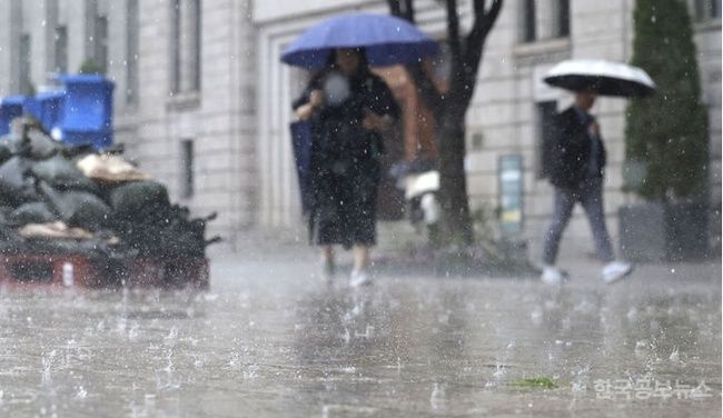 전국 대부분 천둥·번개 동반 강한 비…수도권·강원 최대 150㎜ 기사 사진