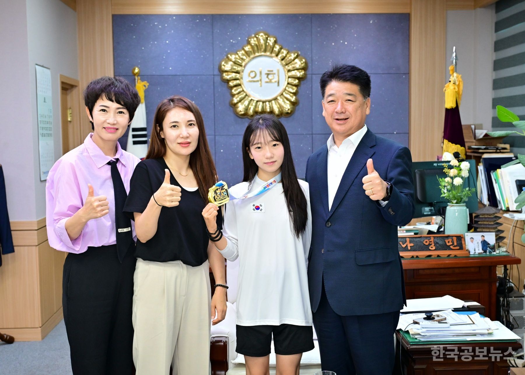 김천시의회, 태권도 금메달리스트 황인서 선수 격려 기사 사진