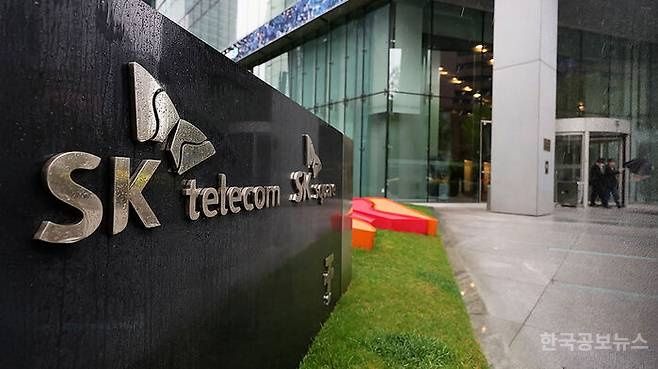 '유심 해킹 여파' SKT, 2분기 영업익 3383억원…전년比 37.07%↓ 기사 사진