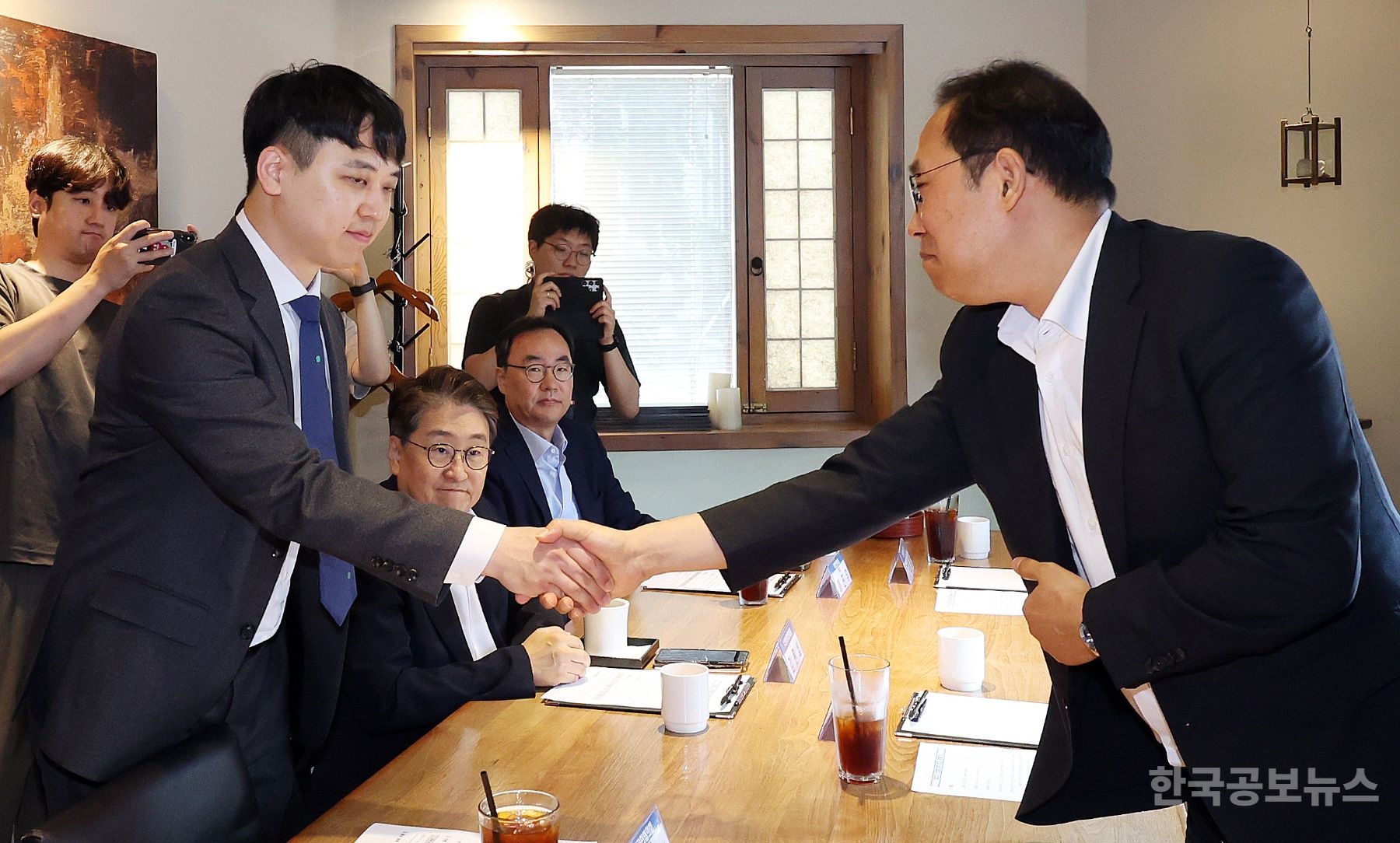 보건복지부 "사직 전공의, 복귀 시 수련 마치고 입대할 수 있도록 협의" 기사 사진