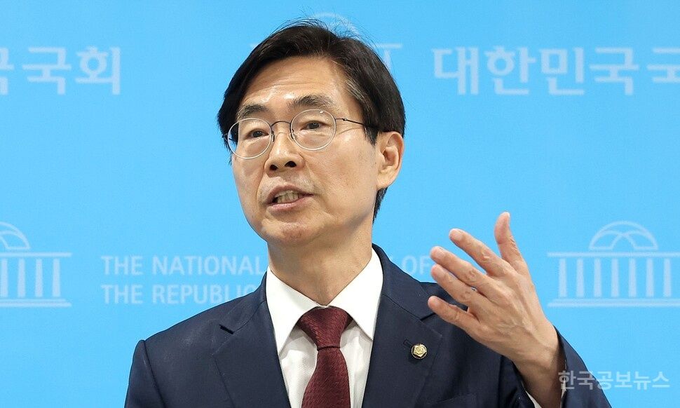 국힘 조경태 "尹 재입당 발언한 김문수, 후보직 사퇴하고 정계 떠나라" 기사 사진