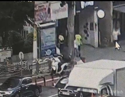 부산 남구 환경관리원, 새벽에 쓰러진 어르신 구조 기사 사진