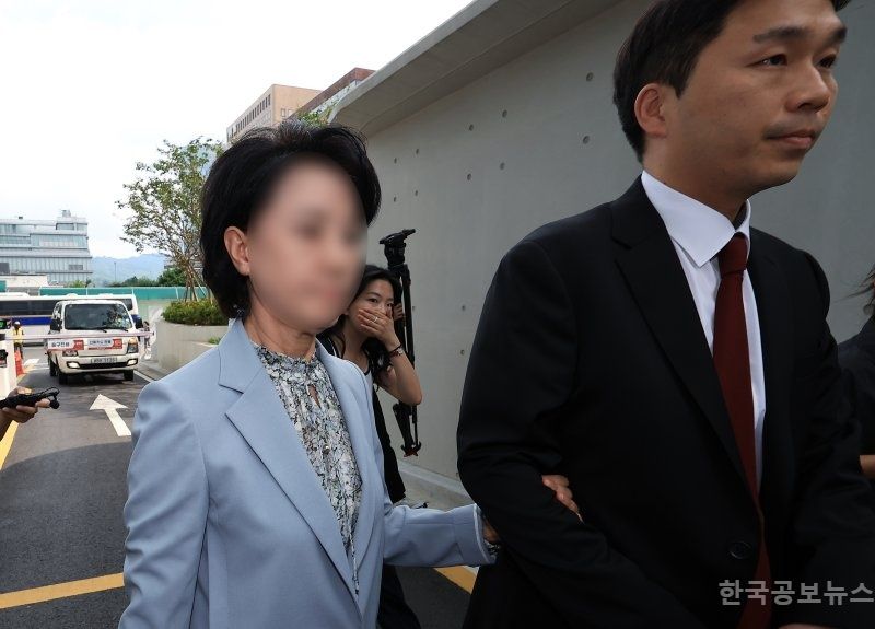 '건진법사-김건희 청탁 의혹' 통일교 2인자, 특검 소환…'선물 지시' 질문에 묵묵부답 기사 사진