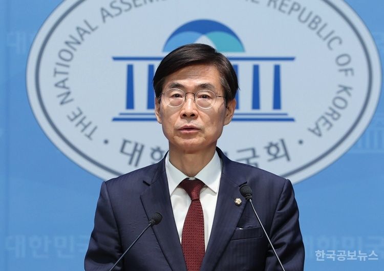 국힘 조경태 "계엄으로 죽은 사람 없다 한 김문수 정계 은퇴하라"  기사 사진