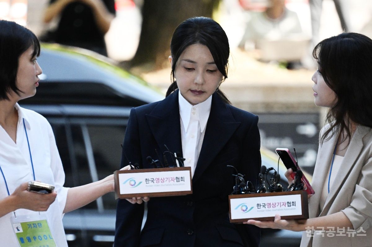 김건희 구속심문 시작…취재진 질문엔 묵묵부답 기사 사진
