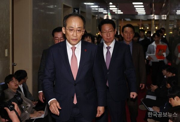 내란 특검, 국힘 추경호 '12·3계엄 직후 홍철호→한덕수→尹 연속 통화' 내역 확보 기사 사진