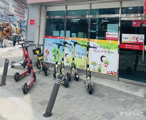 인천 서구, 개인형 이동장치 집중 단속·견인 실시 기사 사진