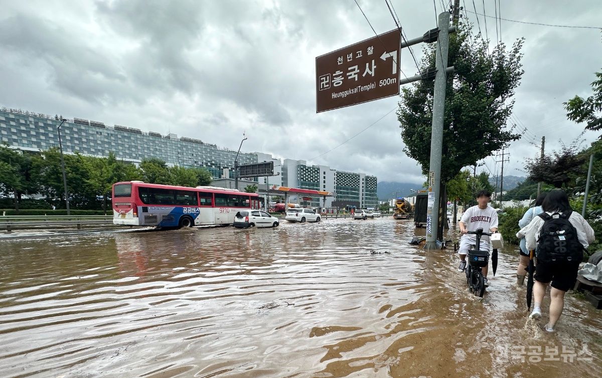 경기북부 시간당 105㎜ 폭우밤…밤부터 내일 새벽까지 최대 200㎜ 더온다 기사 사진