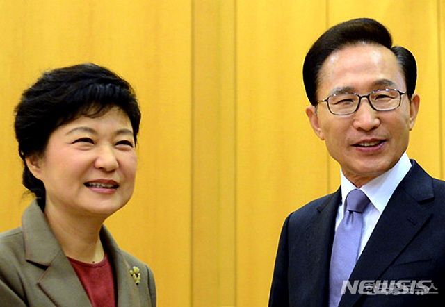  李 '국민임명식'에 이명박·박근혜 전 대통령 건강 등 사유로 불참  기사 사진