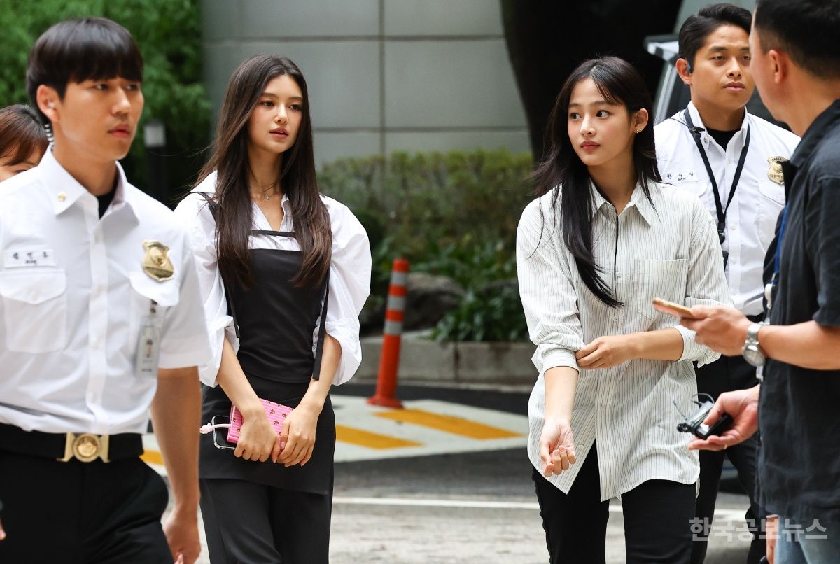 뉴진스 멤버 민지·다니엘, '어도어 전속계약 분쟁' 조정기일 직접 출석 기사 사진