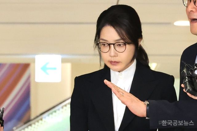 김건희, 구속 후 첫 특검 조사서 대부분 혐의 진술 거부…특검 "8월 18일 재소환 예정" 기사 사진