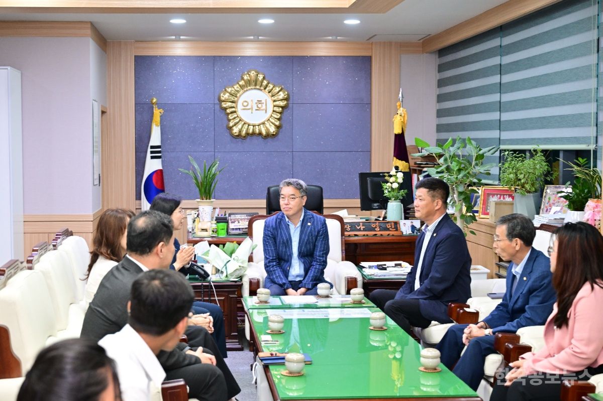 새마을 해외전문인력 양성사업 장학생, 김천시의회 방문 기사 사진