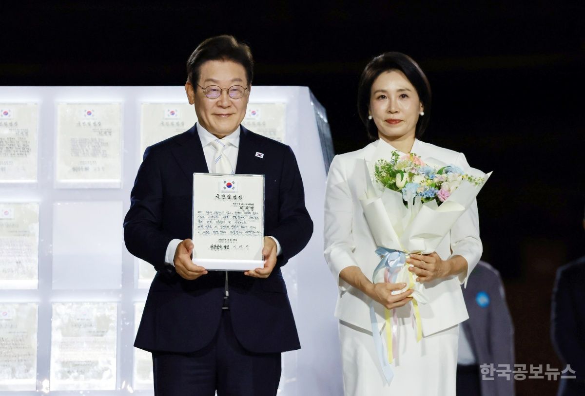 이재명 대통령, 광복절 광화문서 정식 취임식…국민 대표 80명에 임명장 받고 '국민주권 정부' 선포 기사 사진