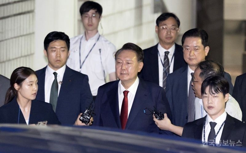 尹측 "실명 위기 진단서 있어"…법무부 "사실과 다르다" 기사 사진