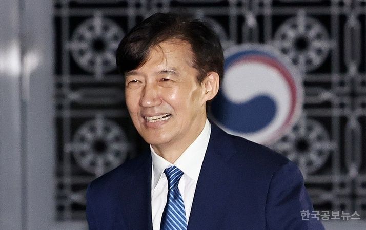 조국, 첫 공개 일정으로 8월 18일 김대중 전 대통령 묘역 참배 기사 사진