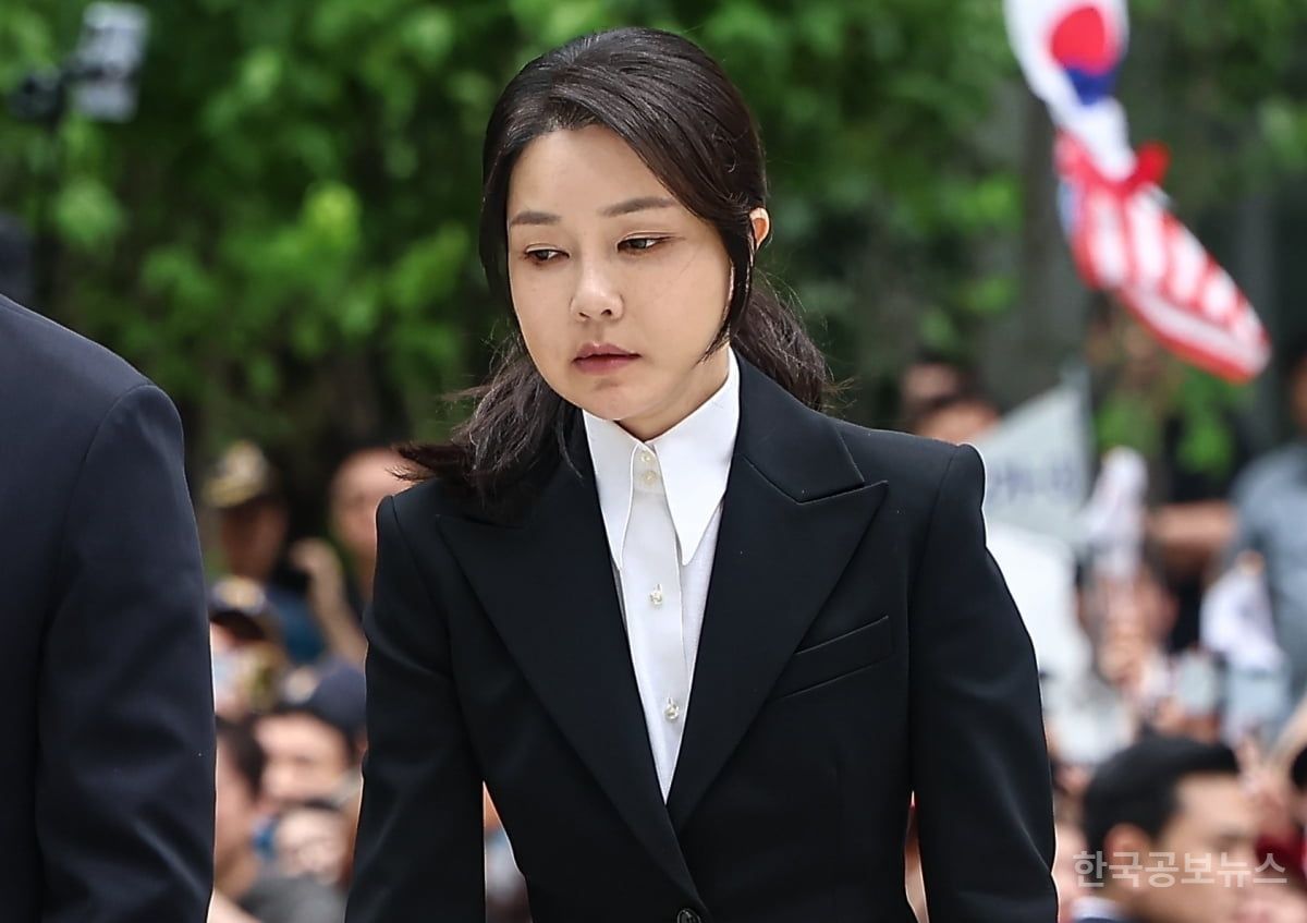 검찰, '김건희 허위경력 이용 교원임용' 불기소 "공소시효 만료 때문" 기사 사진