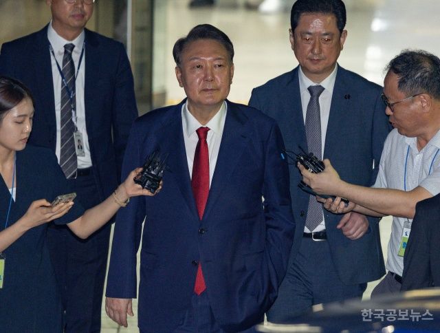 尹 '내란특검 추가 기소' 재판장, 내란 특검에 공소장 수정·변경 요청 기사 사진