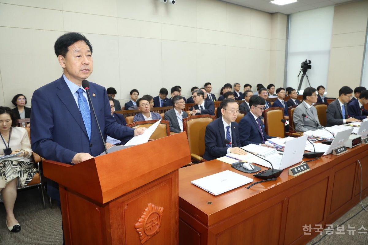 구윤철 경제부총리, 대주주 양도세 10억 원복 관련 "다양한 의견 듣고 심사숙고" 기사 사진
