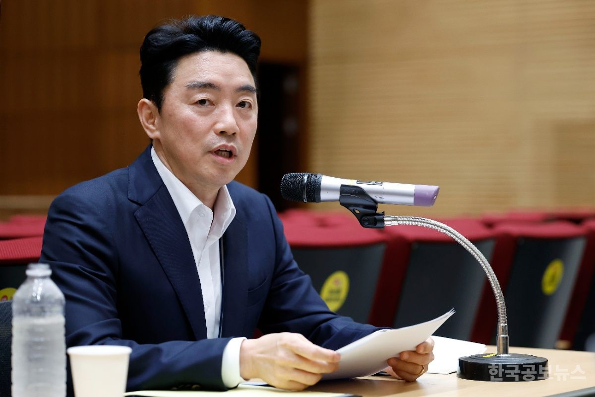 강훈식 비서실장 "국채발행 검토할 수밖에 없어…2차 추경 논의는 無" 기사 사진