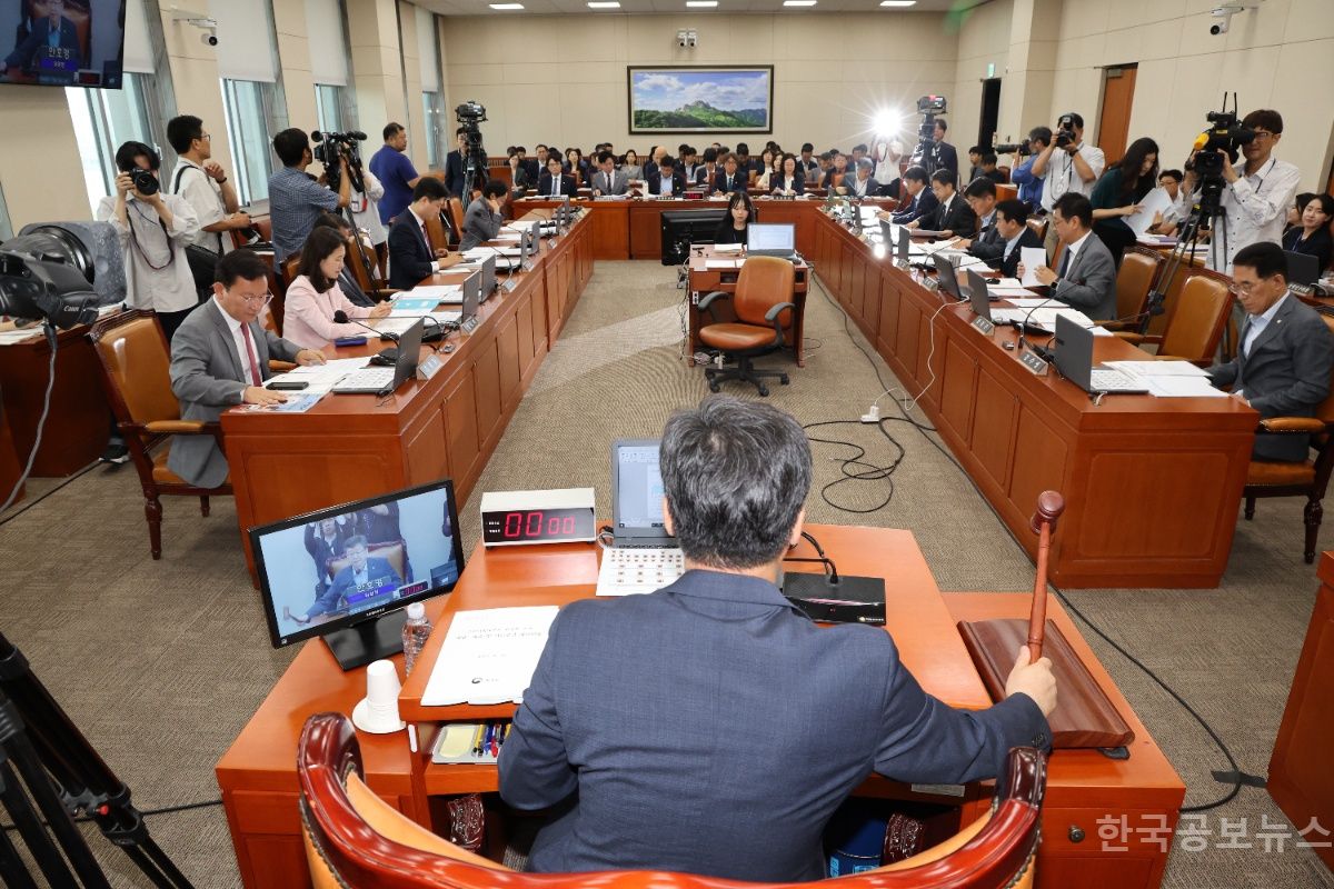 여야, 국회 환노위서 '노란봉투법' 처리 두고 공방…與"충분히 논의" 野"일방 추진" 기사 사진