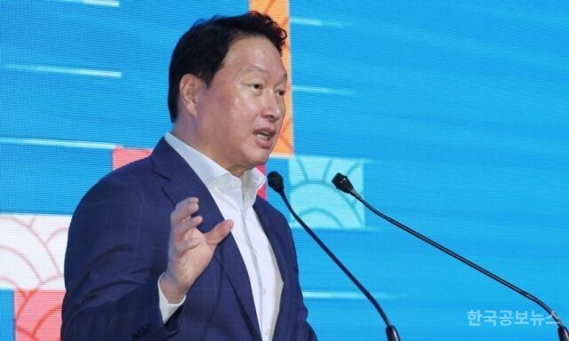 최태원 SK 회장 "성과금 5000% 되도 행복해지는 것 아니야" 기사 사진