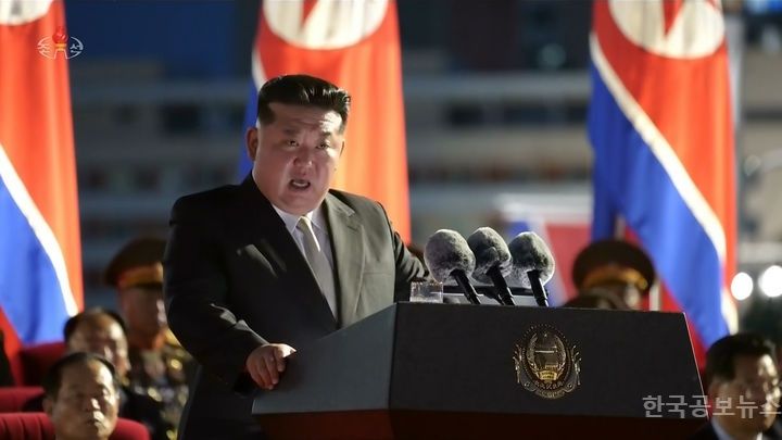 北 김정은, 러시아 파병 지휘관 만나 격려 "영웅군대" 기사 사진
