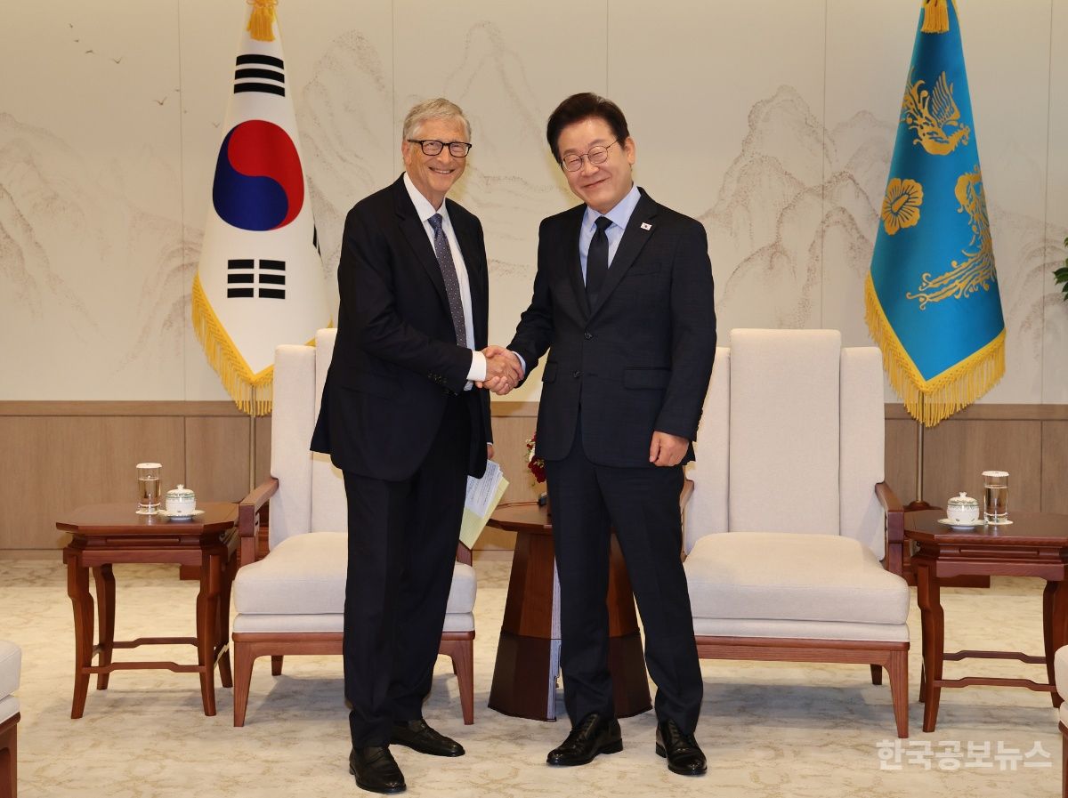 李 대통령, 방한 중인 빌 게이츠에 "지구 위한 공공활동에 경의…함께할 방법 찾겠다" 기사 사진