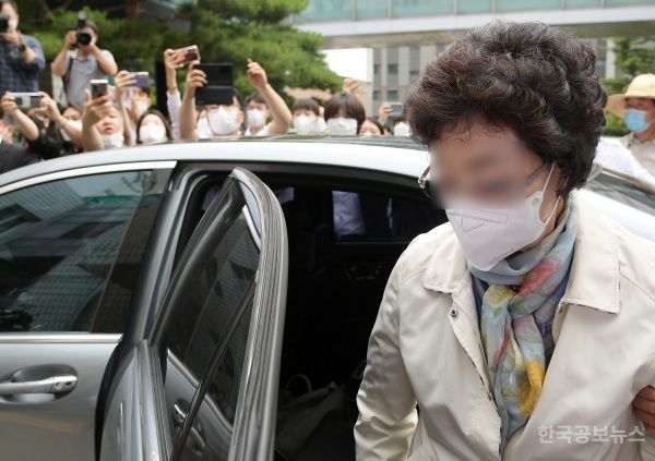 '잔고증명서 위조 혐의' 尹 장모 동업자, 2심서도 실형…법정구속 기사 사진