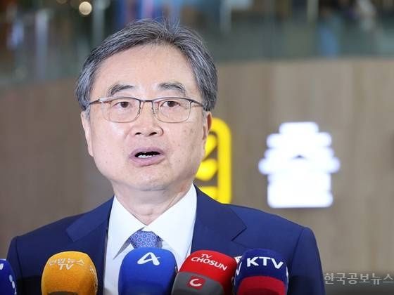 조현 외교부장관, 한일정상회담 건너뛰고 급거 방미…외교부 "한미정상회담 철저 준비 위한 것"  기사 사진