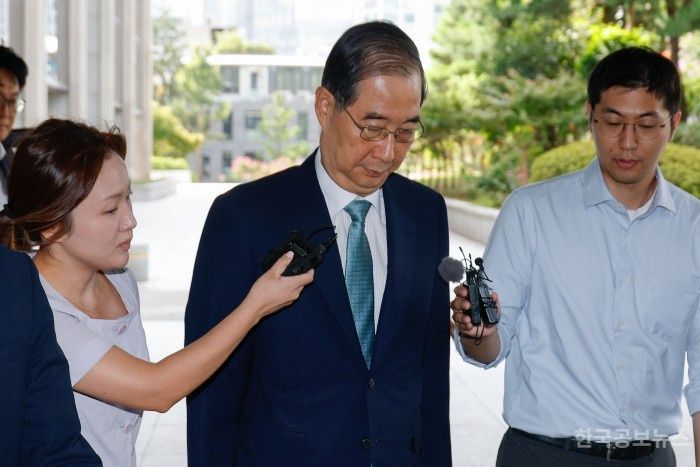 '계엄 가담·방조 혐의' 한덕수, 침묵 속 내란 특검 출석   기사 사진