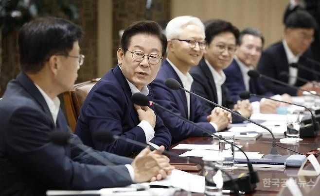 내년 R&D 예산 35.3조 편성  '역대 최대'…李 대통령 "AI 2~3년이 골든타임. 과학기술 투자에 국가 미래 결정"  기사 사진