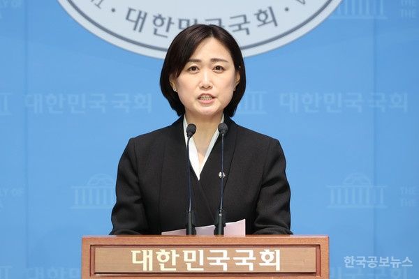 與 "국민의힘 전당대회서 반탄파 압승은 역사적 퇴행" 기사 사진