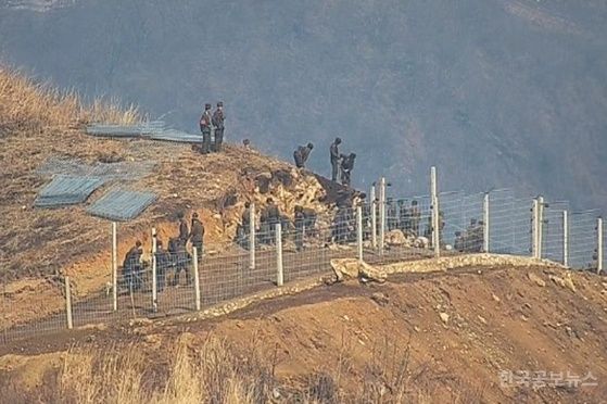 유엔사 "8월19일에 北 군사 30여명 MDL 넘어…남측 경고사격 후 복귀" 기사 사진