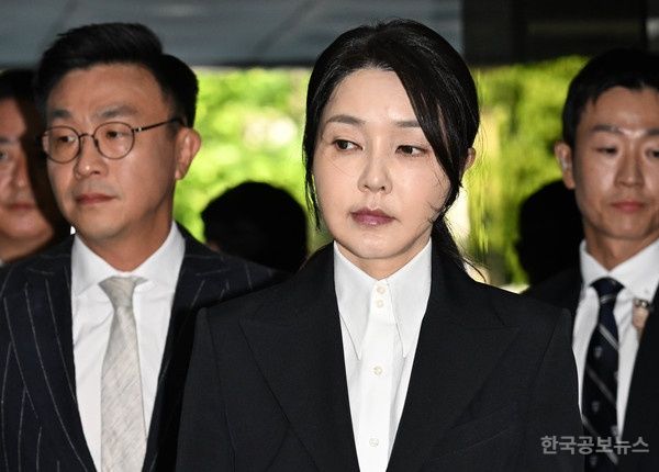 김건희, 구속 후 4차 특검 출석…'통일교 청탁' 의혹 집중 조사 예정 기사 사진