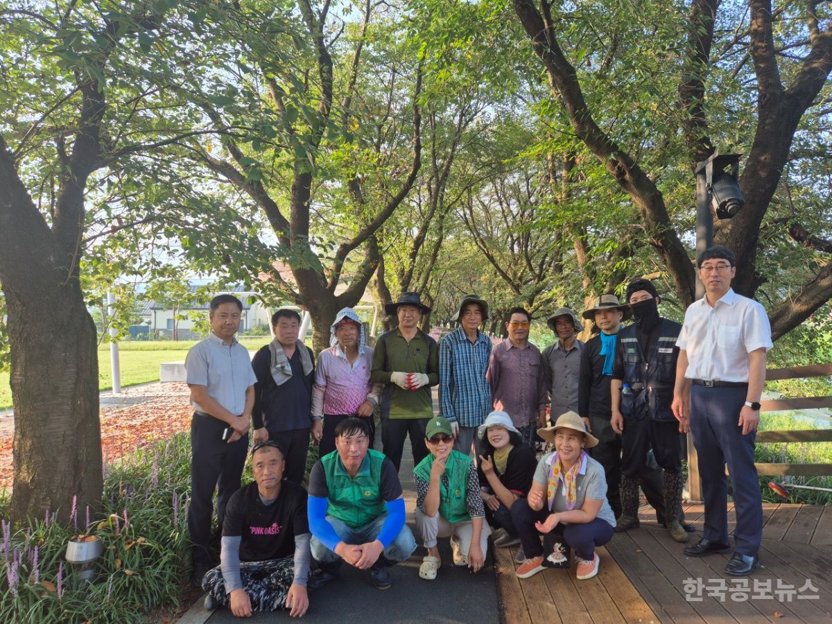청안면 새마을협의회, 문방천변 환경정화활동 실시 기사 사진