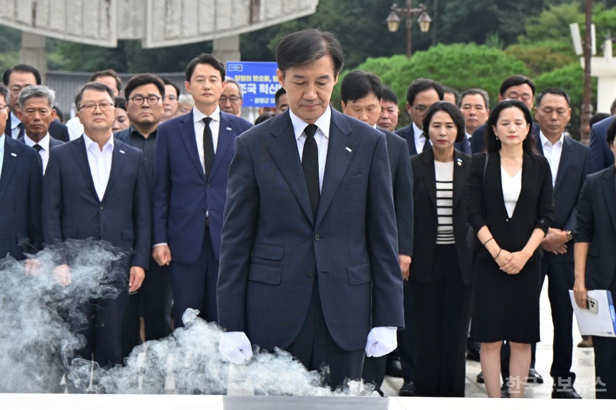 5·18민주묘지 찾은 조국 "제2의 DJ 발굴해 새로운 흐름 보이고 싶다" 기사 사진
