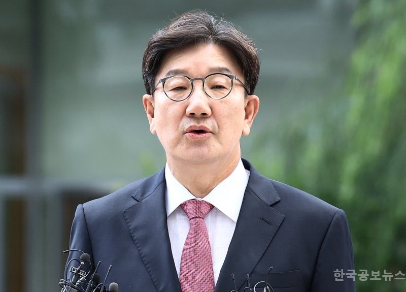'통일교 금품 수수 의혹' 권성동 의원, 피의자 신분으로 김건희 특검 출석  기사 사진