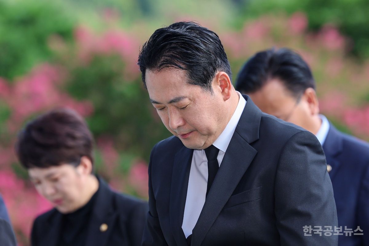 장동혁 신임 국민의힘 대표 국립서울현충원 참배 "자유와 번영의 대한민국 지켜낼 것" 기사 사진
