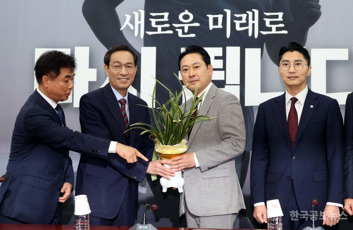 장동혁 "與, 국힘 추천 인권위원 부결시키는 난 일으켜"…우상호 "주실 말씀 대통령께 전달" 기사 사진