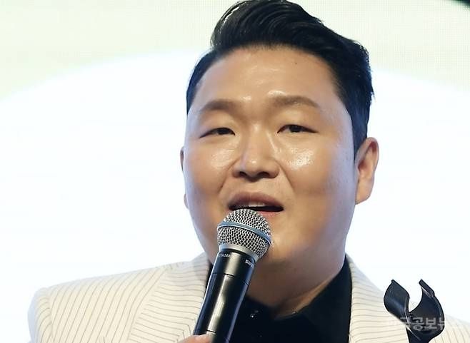 싸이 '의료법 위반 혐의 수사'에 소속사 측 "수면제 대리수령 과오·불찰…대리처방 없었다" 기사 사진